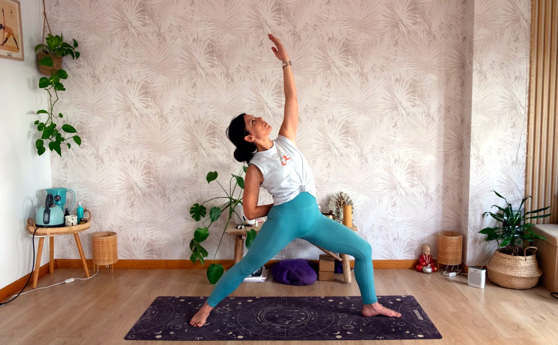 Mujer practicando yoga resiliente en el estudio de Resilience en Logroño
